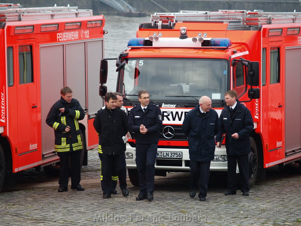 Neue LF`s fuer Koeln Uebergabe in Koeln Deutz an den Wachen  P119.JPG